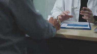 Doktorlar ofiste tıbbi muayeneyi tartışıyorlar..