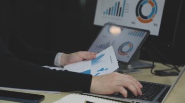 Ofiste çalışan genç iş kadını.