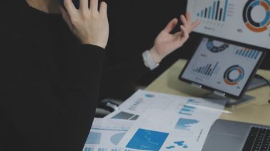 Dijital tablet ve bilgisayarla çalışan iş adamı