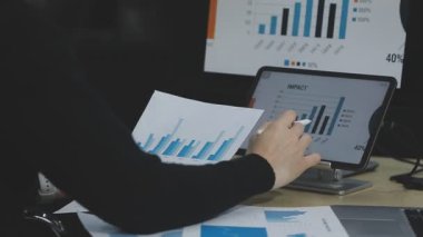 İş adamı bir dizüstü bilgisayar ile çalışma