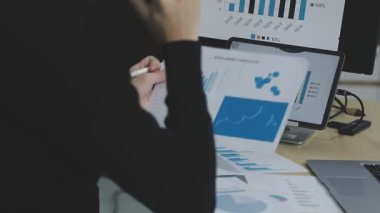 Dizüstü bilgisayarı ve akıllı telefonu olan bir iş adamı.