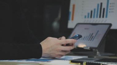 Dizüstü bilgisayarda çalışan iş adamı