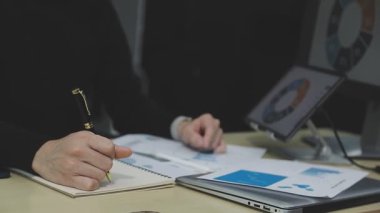 Genç işadamı ofiste çalışıyor.