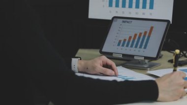 işadamı tablet verilerin analizi.