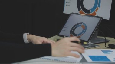 İşadamı tabletle çalışıyor.