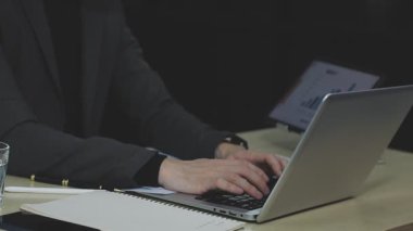 Ofiste çalışan iş adamı