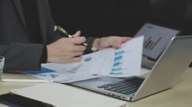 İşadamı dizüstü bilgisayarla çalışıyor