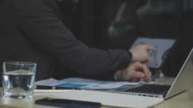 İşyerinde dizüstü kullanarak iş adamı