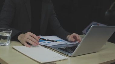 Ofiste çalışan iş adamı