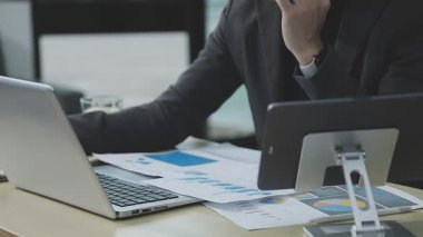 Dizüstü bilgisayarı olan bir iş adamı