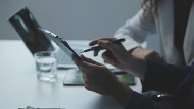 Modern ofiste tablet bilgisayar kullanan genç bir iş kadını