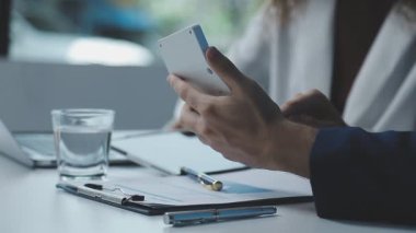 Ofiste çalışan bir işadamı.