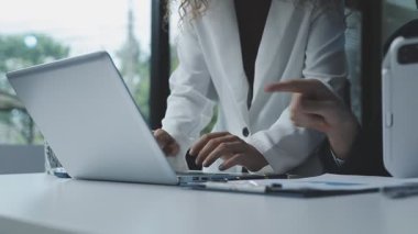 İş kadını ofiste bilgisayar tableti kullanıyor..