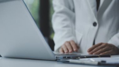 İş adamı dizüstü bilgisayar kullanıyor