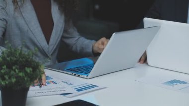 Ofiste bilgisayarla çalışan iş adamı..