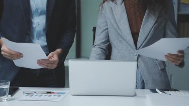 İş adamları ofiste toplanıyor..