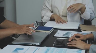 İş adamları birlikte çalışıyor.