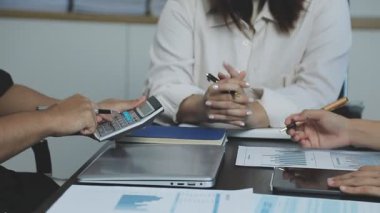 İş adamları ofiste toplanıyor.