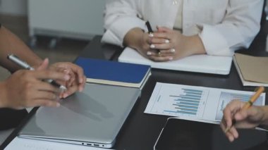 iş takım tartışarak yeni proje