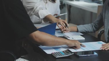 Ofiste mali rapor üzerinde çalışan iş adamları.