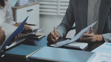 Yakın plan. Ofiste birlikte çalışan iki genç iş adamı..