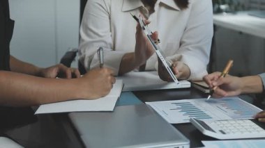 İş ortakları ve ofiste çalışan yatırımcıların iş ekibi toplantısı. dizüstü bilgisayarlı finans ve finans grafiği ve grafik ve dijital tabletli dijital tablet.