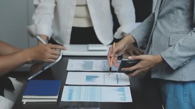 Finansal veriler tartışırken iş takım