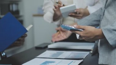 İş kadını eli tabletle işaret ediyor