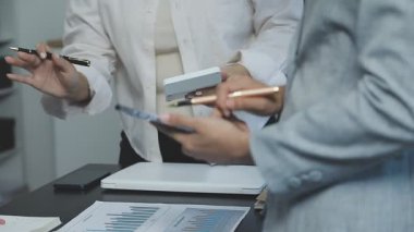 iş takım tartışarak yeni proje