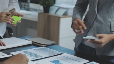 Genç işadamı ve kadın ofiste iş planlarını tartışıyor. Modern bir ofiste iş ekibi.