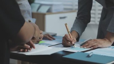 İş ekibi toplantısı ve planlama stratejisi.