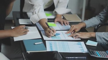 Grup genç iş adamları ofiste Toplantı