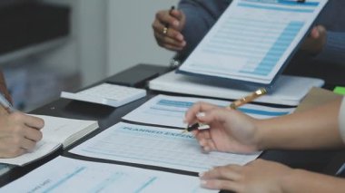 İş adamları takımı toplantıda mali planı tartışıyor