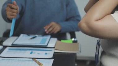 İş adamları grubu birlikte çalışıyor.