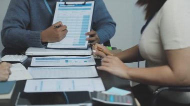 Genç iş kadını mali belgeleri kontrol ediyor.