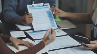 İş ekibi masada mali verileri tartışıyor.