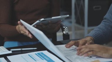 Tablet üzerinde çalışan genç adam