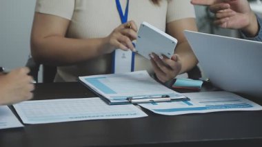 Office belgeleri üzerinde çalışan iş kadını