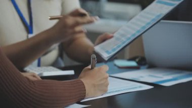 İş adamları ofiste bir toplantı tartışıp planlıyorlar.