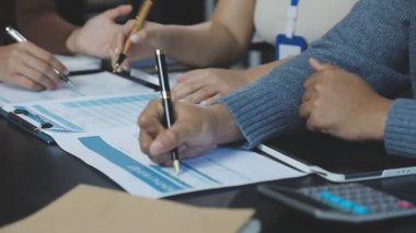 Ekonomik verilerle beyin fırtınası yapan ve tartışan işletme ekibi ve grafik ve ekip çalışması konsepti.