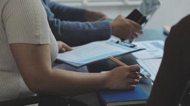 İş ekibi ofiste yeni iş planlarını tartışıyor.