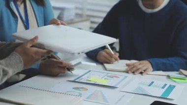 İşadamı ofiste dizüstü bilgisayar ve tablet kullanıyor, ofiste buluşuyor, ofiste çalışıyor.