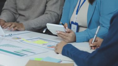 birlikte ofisinde çalışan gençlerin grup