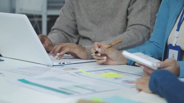 Ofiste birlikte çalışan bir grup iş adamı.