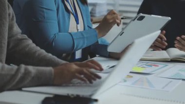 Ofisteki modern işyerindeki bilgisayarda finansal grafikle çalışan iş ekibi.