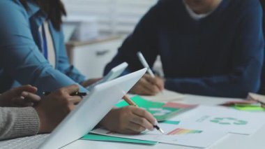 Modern başlangıç ofisinde çalışan bir grup genç insan. İş adamı modern ofiste yeni projeyi tartışıyor