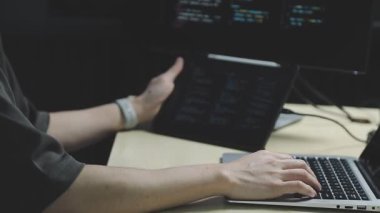 Bilgisayar klavyesinde yazan adam