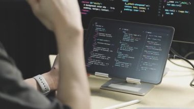 genç adam bilgisayar ile çalışma