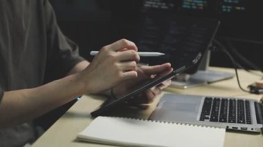 Yakın plan - dizüstü bilgisayarda çalışan erkek elinin görüntüsü