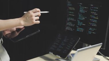 Bilgisayar Office ile çalışan adam